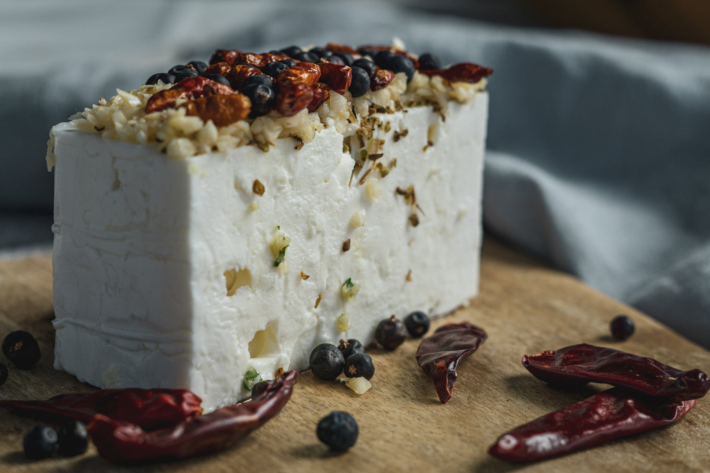 eingelegter Schafskäse in Knoblauch-Chili Öl